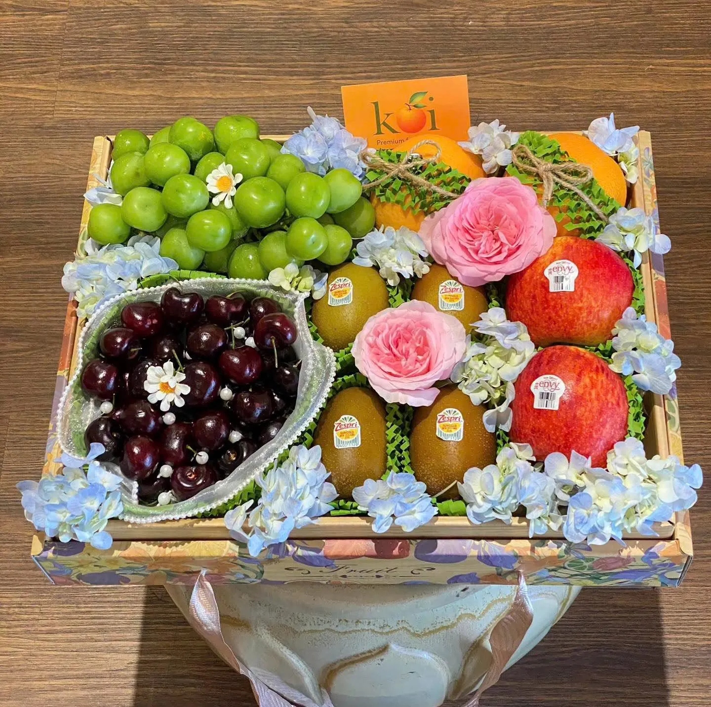 Hộp trái cây gỗ phối cherry và hoa cẩm tú cầu tại Huyện Kiên Lương, Kiên Giang