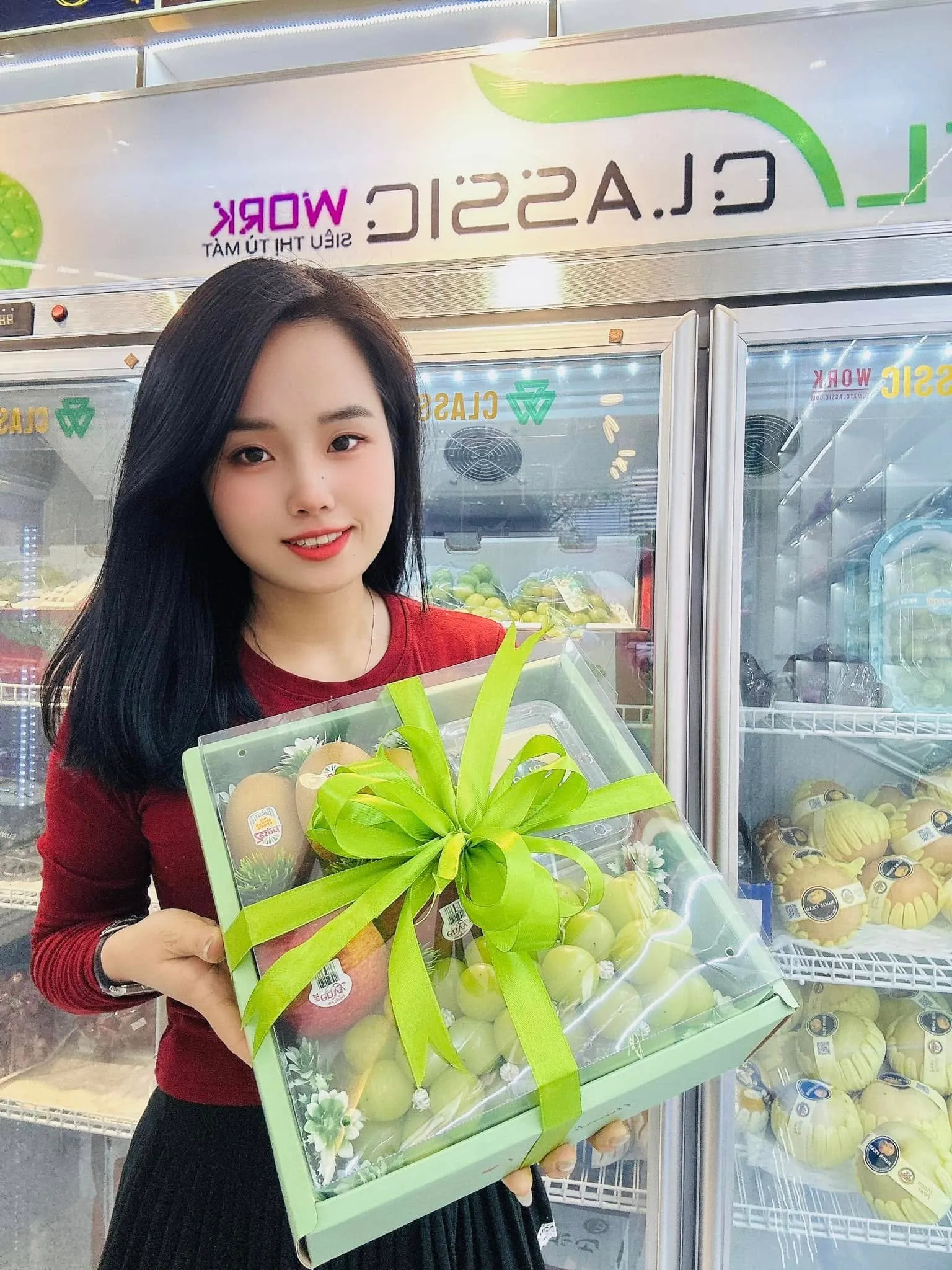 Cô gái cầm hộp trái cây vuông nơ xanh lá tại Huyện Kiên Lương, Kiên Giang