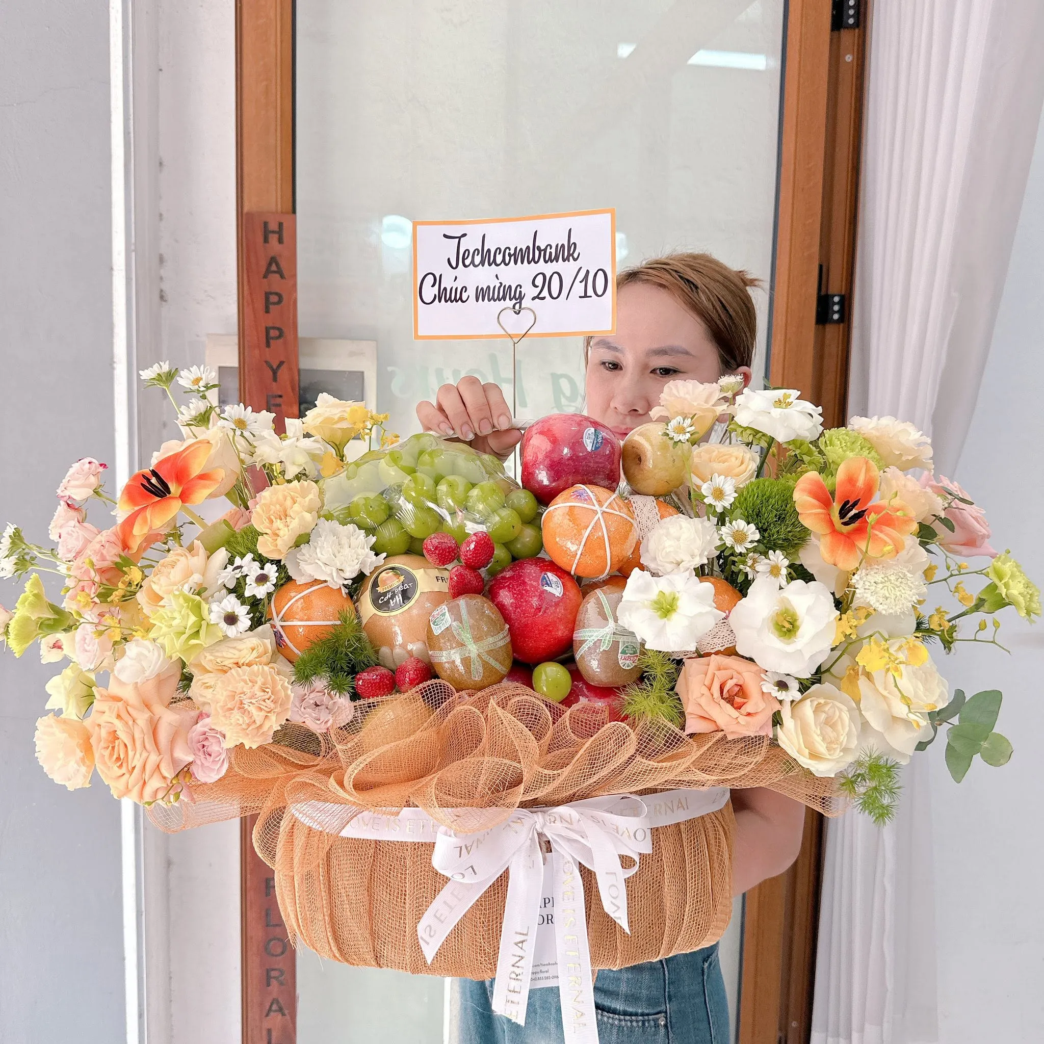 Cô gái cầm giỏ trái cây lớn mừng ngày 20/10 tại Huyện Kiên Lương, Kiên Giang