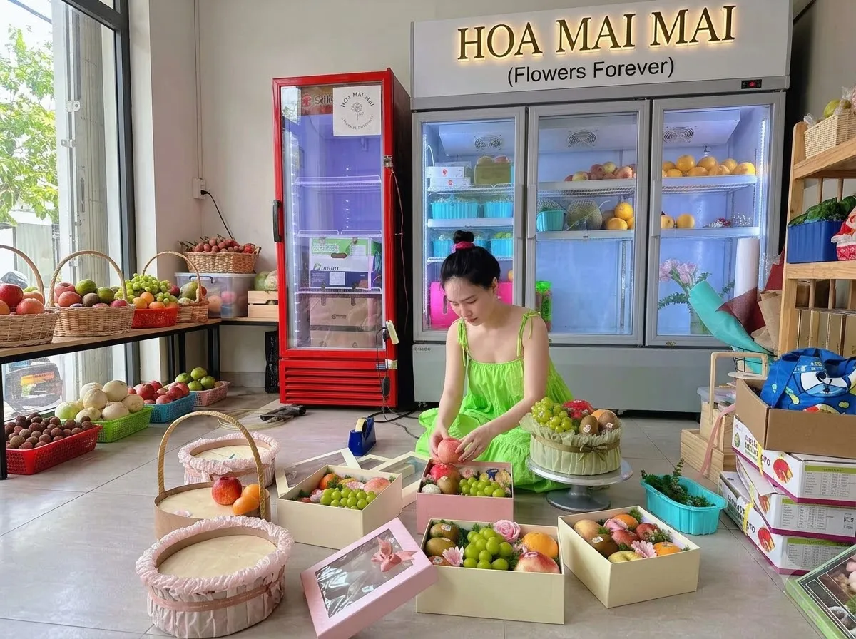 Nhân viên ngồi đất gói nhiều hộp quà trái cây tại Huyện Định Hóa, Thái Nguyên