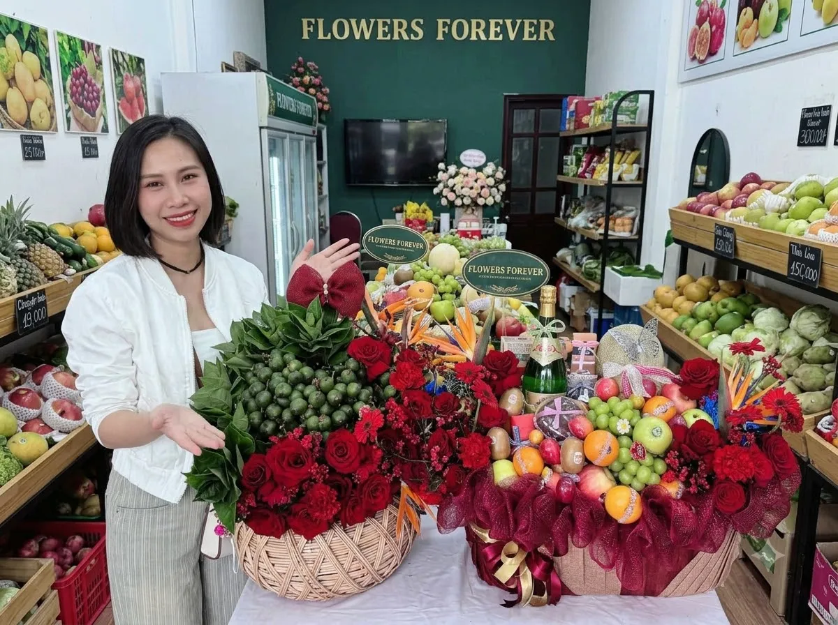 Nhân viên giới thiệu hai giỏ quà hoa hồng đỏ trên bàn tại Đức Huệ, Long An