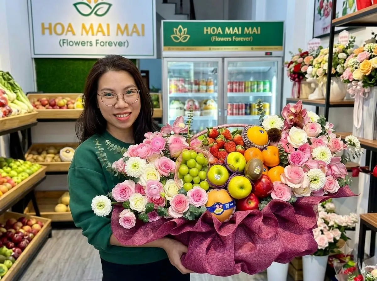 Cô gái ôm giỏ hoa quả to phối táo nho cam tại An Phú An Giang