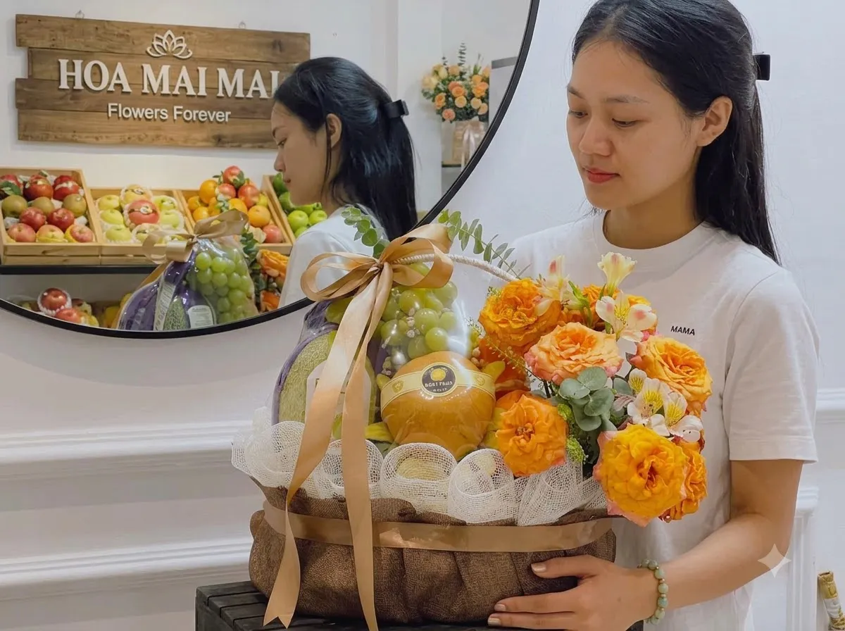 Cô gái ôm giỏ quà bưởi phối hoa hồng cam tại Quận Tân Bình HCM