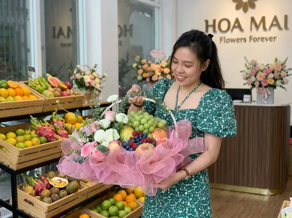 Nhân viên tươi cười ôm giỏ trái cây hồng phấn tại Huyện Hoa Lư, Ninh Bình