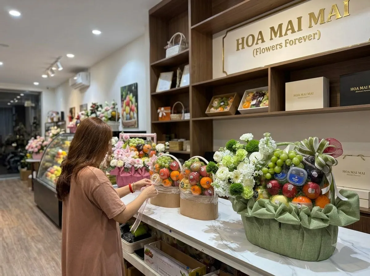 Nhân viên thắt nơ cho giỏ trái cây xanh tại Huyện Mường La, Sơn La