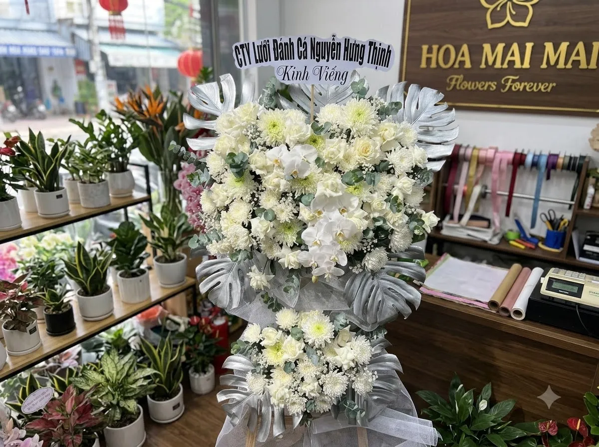 Hoa viếng tang lễ tại Bến Tre - kệ hoa tang 1 tầng phối cúc và cẩm chướng