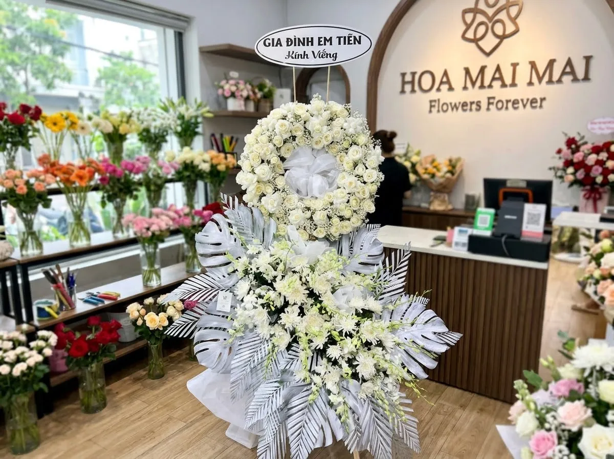 Vòng hoa viếng kết cúc và hồng tại Tuy Hòa, Phú Yên