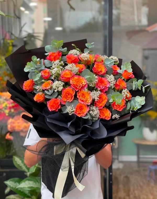 Màu sắc: đỏ. Dịp tặng: khai trương, khánh thành, tân gia, chúc mừng thành công, kỷ niệm thành lập. Loại sản phẩm: Hoa khai trương.

Bó Hoa Chúc Mừng - NSN 889 là bó hoa tươi được Hoa Mãi Mãi tuyển chọn kỹ lưỡng, gửi gắm trọn vẹn tình cảm của người tặng.

- Tên sản phẩm: Bó Hoa Chúc Mừng - NSN 889 – thiết kế cắm tay tỉ mỉ bởi đội ngũ florist của shop.

- Tone màu chủ đạo: tông hồng pastel nhẹ nhàng hòa cùng trắng tinh khôi; giấy gói giấy kraft nâu mộc mạc, phối cùng ruy băng satin trắng ngà.

- Thành phần hoa: kết hợp từ hồng hồng, tulip và baby, trong đó hoa hồng hồng mang ý nghĩa tình cảm nhẹ nhàng, sự dịu dàng; hoa tulip tượng trưng cho tình yêu chân thành, sự lãng mạn tinh khôi; hoa baby (bi trắng) gửi gắm tình yêu trong sáng, tinh tế và ngọt ngào.

- Kích thước: chiều cao từ 45cm - 60cm, có thể thay đổi linh hoạt theo yêu cầu; shop nhận cá nhân hóa số lượng hoa và cách phối màu theo sở thích khách đặt hàng.

- Kiểu gói: kiểu gói tròn cổ điển, ôm trọn từng bông hoa.

- Ý nghĩa và dịp tặng: thích hợp tặng trong các dịp lễ tốt nghiệp, kỷ niệm, Valentine và lời cảm ơn, hay đơn giản là một lời yêu thương bất ngờ dành cho người thân yêu.

- Đối tượng nhận: phù hợp để tặng vợ, mẹ, bạn thân, đồng nghiệp và sếp.

Liên hệ Hoa Mãi Mãi ngay hôm nay để đặt Bó Hoa Chúc Mừng - NSN 889, giao hoa tận nơi nhanh chóng, tươi mới trong ngày!