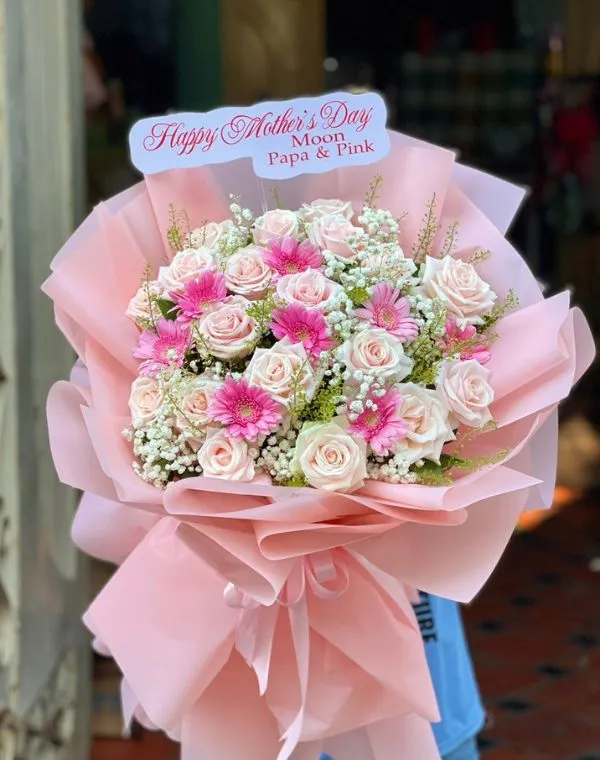Màu sắc: vàng tươi vui hòa cùng hồng nhẹ nhàng. Dịp tặng: lời cảm ơn, sinh nhật, kỷ niệm, Valentine. Loại sản phẩm: Hoa tươi.

Bó Hoa Tình Bạn NSN - 001 là bó hoa tươi được Hoa Mãi Mãi tuyển chọn kỹ lưỡng, gửi gắm trọn vẹn tình cảm của người tặng.

- Tên sản phẩm: Bó Hoa Tình Bạn NSN - 001 – thiết kế cắm tay tỉ mỉ bởi đội ngũ florist của shop.

- Tone màu chủ đạo: tông vàng tươi vui hòa cùng hồng nhẹ nhàng; giấy gói giấy da bò kết hợp lưới hoa trong suốt, phối cùng ruy băng vải thô cùng tông.

- Thành phần hoa: kết hợp từ hướng dương, hồng hồng và baby, trong đó hoa hướng dương biểu trưng cho niềm vui, sự tích cực và nguồn năng lượng rạng rỡ; hoa hồng hồng mang ý nghĩa tình cảm nhẹ nhàng, sự dịu dàng; hoa baby (bi trắng) gửi gắm tình yêu trong sáng, tinh tế và ngọt ngào.

- Kích thước: chiều cao từ 30cm - 45cm, có thể thay đổi linh hoạt theo yêu cầu; shop nhận cá nhân hóa số lượng hoa và cách phối màu theo sở thích khách đặt hàng.

- Kiểu gói: phong cách tự nhiên phóng khoáng như vừa hái từ vườn.

- Ý nghĩa và dịp tặng: thích hợp tặng trong các dịp lời cảm ơn, sinh nhật, kỷ niệm và Valentine, hay đơn giản là một lời yêu thương bất ngờ dành cho người thân yêu.

- Đối tượng nhận: phù hợp để tặng bạn thân, đối tác, bạn gái, vợ và mẹ.

Liên hệ Hoa Mãi Mãi ngay hôm nay để đặt Bó Hoa Tình Bạn NSN - 001, giao hoa tận nơi nhanh chóng, tươi mới trong ngày!