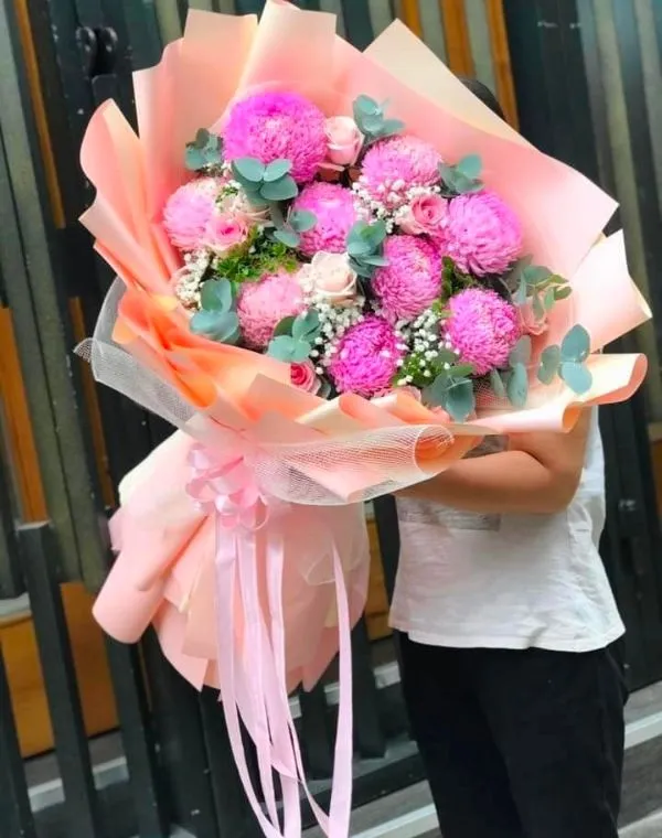 Màu sắc: vàng. Dịp tặng: sinh nhật, kỷ niệm, Valentine, lời cảm ơn. Loại sản phẩm: Hoa tươi.

Bó Hoa Cúc Mẫu Đơn NSN - 018 là bó hoa tươi được Hoa Mãi Mãi tuyển chọn kỹ lưỡng, gửi gắm trọn vẹn tình cảm của người tặng.

- Tên sản phẩm: Bó Hoa Cúc Mẫu Đơn NSN - 018 – thiết kế cắm tay tỉ mỉ bởi đội ngũ florist của shop.

- Tone màu chủ đạo: tông hồng pastel nhẹ nhàng hòa cùng trắng thanh lịch; giấy gói giấy kraft nâu mộc mạc, phối cùng ruy băng satin trắng ngà.

- Thành phần hoa: kết hợp từ hồng hồng, tulip và baby, trong đó hoa hồng hồng mang ý nghĩa tình cảm nhẹ nhàng, sự dịu dàng; hoa tulip tượng trưng cho tình yêu chân thành, sự lãng mạn tinh khôi; hoa baby (bi trắng) gửi gắm tình yêu trong sáng, tinh tế và ngọt ngào.

- Kích thước: chiều cao từ 35cm - 50cm, có thể thay đổi linh hoạt theo yêu cầu; shop nhận cá nhân hóa số lượng hoa và cách phối màu theo sở thích khách đặt hàng.

- Kiểu gói: kiểu gói tròn cổ điển, ôm trọn từng bông hoa.

- Ý nghĩa và dịp tặng: thích hợp tặng trong các dịp sinh nhật, kỷ niệm, Valentine và lời cảm ơn, hay đơn giản là một lời yêu thương bất ngờ dành cho người thân yêu.

- Đối tượng nhận: phù hợp để tặng vợ, mẹ, bạn thân, đồng nghiệp và sếp.

Liên hệ Hoa Mãi Mãi ngay hôm nay để đặt Bó Hoa Cúc Mẫu Đơn NSN - 018, giao hoa tận nơi nhanh chóng, tươi mới trong ngày!