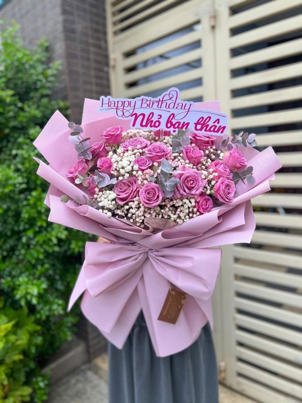 Màu sắc: tím lãng mạn pha trắng nhẹ nhàng. Dịp tặng: lễ tốt nghiệp, ngày tình yêu, sinh nhật, kỷ niệm. Loại sản phẩm: Hoa tươi.

Bó Hoa Màu Tím - NSN 229 là bó hoa tươi được Hoa Mãi Mãi tuyển chọn kỹ lưỡng, gửi gắm trọn vẹn tình cảm của người tặng.

- Tên sản phẩm: Bó Hoa Màu Tím - NSN 229 – thiết kế cắm tay tỉ mỉ bởi đội ngũ florist của shop.

- Tone màu chủ đạo: tông tím lãng mạn pha trắng nhẹ nhàng; giấy gói giấy trắng tinh khôi, phối cùng ruy băng nhung be.

- Thành phần hoa: kết hợp từ tulip, hồng hồng và baby, trong đó hoa tulip tượng trưng cho tình yêu chân thành, sự lãng mạn tinh khôi; hoa hồng hồng mang ý nghĩa tình cảm nhẹ nhàng, sự dịu dàng; hoa baby (bi trắng) gửi gắm tình yêu trong sáng, tinh tế và ngọt ngào.

- Kích thước: chiều cao từ 30cm - 45cm, có thể thay đổi linh hoạt theo yêu cầu; shop nhận cá nhân hóa số lượng hoa và cách phối màu theo sở thích khách đặt hàng.

- Kiểu gói: kiểu gói trái tim lãng mạn, tôn lên vẻ ngọt ngào.

- Ý nghĩa và dịp tặng: thích hợp tặng trong các dịp lễ tốt nghiệp, ngày tình yêu, sinh nhật và kỷ niệm, hay đơn giản là một lời yêu thương bất ngờ dành cho người thân yêu.

- Đối tượng nhận: phù hợp để tặng khách hàng, đối tác, bạn gái, vợ và mẹ.

Liên hệ Hoa Mãi Mãi ngay hôm nay để đặt Bó Hoa Màu Tím - NSN 229, giao hoa tận nơi nhanh chóng, tươi mới trong ngày!