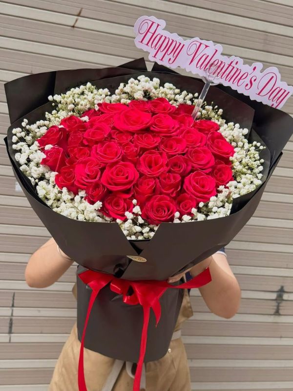 Màu sắc: đỏ. Dịp tặng: sinh nhật, lời cảm ơn, lời xin lỗi, lễ tốt nghiệp. Loại sản phẩm: Hoa tươi.

Bó Hoa Mừng Sinh Nhật - HSN.05 là bó hoa tươi được Hoa Mãi Mãi tuyển chọn kỹ lưỡng, gửi gắm trọn vẹn tình cảm của người tặng.

- Tên sản phẩm: Bó Hoa Mừng Sinh Nhật - HSN.05 – thiết kế cắm tay tỉ mỉ bởi đội ngũ florist của shop.

- Tone màu chủ đạo: tông hồng pastel nhẹ nhàng hòa cùng trắng tinh khôi; giấy gói giấy kraft nâu mộc mạc, phối cùng ruy băng satin trắng ngà.

- Thành phần hoa: kết hợp từ hồng hồng, tulip và baby, trong đó hoa hồng hồng mang ý nghĩa tình cảm nhẹ nhàng, sự dịu dàng; hoa tulip tượng trưng cho tình yêu chân thành, sự lãng mạn tinh khôi; hoa baby (bi trắng) gửi gắm tình yêu trong sáng, tinh tế và ngọt ngào.

- Kích thước: chiều cao từ 30cm - 60cm, có thể thay đổi linh hoạt theo yêu cầu; shop nhận cá nhân hóa số lượng hoa và cách phối màu theo sở thích khách đặt hàng.

- Kiểu gói: kiểu gói tròn cổ điển, ôm trọn từng bông hoa.

- Ý nghĩa và dịp tặng: thích hợp tặng trong các dịp sinh nhật, lời cảm ơn, lời xin lỗi và lễ tốt nghiệp, hay đơn giản là một lời yêu thương bất ngờ dành cho người thân yêu.

- Đối tượng nhận: phù hợp để tặng vợ, mẹ, bạn thân, đồng nghiệp và sếp.

Liên hệ Hoa Mãi Mãi ngay hôm nay để đặt Bó Hoa Mừng Sinh Nhật - HSN.05, giao hoa tận nơi nhanh chóng, tươi mới trong ngày!