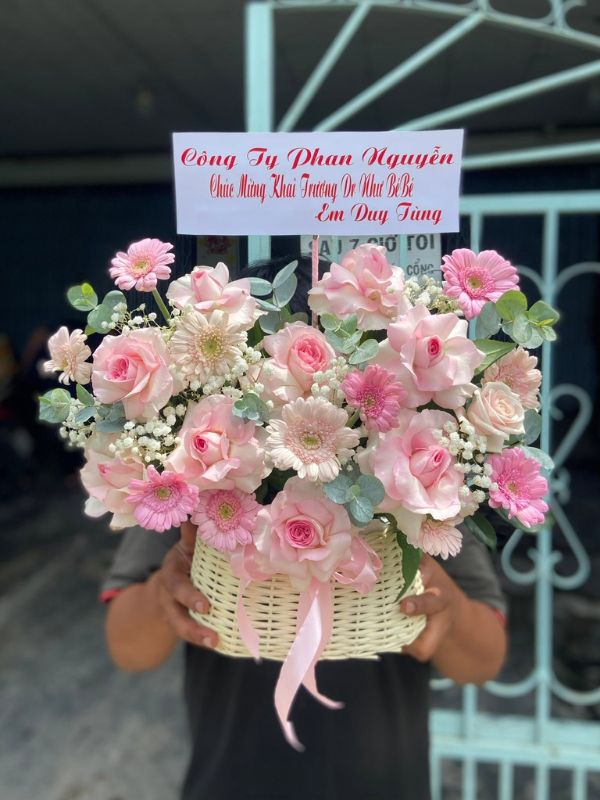 Màu sắc: đỏ. Dịp tặng: sinh nhật, khai trương, chúc mừng, kỷ niệm, ngày lễ, hội nghị. Loại sản phẩm: Hoa tươi.

Nồng Ấm gây ấn tượng bởi tông màu chủ đạo đỏ, tạo nên tổng thể rực rỡ, nồng nàn, tinh tế và đầy cuốn hút.

Giỏ hoa là món quà tinh tế, thích hợp gửi tặng sếp, đồng nghiệp, đối tác, khách hàng, bạn bè, người thân hay chủ doanh nghiệp, thể hiện trọn vẹn sự trân trọng và thành ý của người tặng.

Thành phần giỏ hoa là sự kết hợp hài hòa và tinh tế giữa nhiều loại hoa, mỗi loài đều mang một tầng ý nghĩa riêng: hoa hướng dương rực rỡ tượng trưng cho may mắn, năng lượng tích cực và thành công vững bền; hoa hồng dịu dàng thể hiện tình cảm chân thành cùng sự trân trọng dành cho người nhận; hoa lan kiêu sa toát lên vẻ sang trọng, biểu tượng cho sự thành đạt và đẳng cấp; và hoa đồng tiền tươi tắn mang đến may mắn, tài lộc dồi dào, thuận lợi trong công việc và cuộc sống. Sự phối hợp khéo léo giữa các loại hoa tạo nên tổng thể hài hòa, vừa đẹp mắt vừa trọn vẹn ý nghĩa.

Với thiết kế thanh lịch, giỏ hoa phù hợp trưng bày tại văn phòng, nhà ở, cửa hàng, khách sạn, nhà hàng, spa, showroom, phòng họp hay sảnh lễ tân, góp phần tô điểm không gian thêm sang trọng và tươi mới.

Đây là lựa chọn lý tưởng cho các dịp sinh nhật, khai trương, chúc mừng, kỷ niệm, ngày lễ, hội nghị hay sự kiện; đồng thời cũng là món quà ý nghĩa để tặng đối tác, khách hàng, đồng nghiệp, sếp, hoặc dùng trang trí văn phòng thêm phần rực rỡ, chuyên nghiệp.

Đặt hoa ngay hôm nay để gửi trọn thông điệp yêu thương, trân trọng và may mắn đến người bạn quý mến!