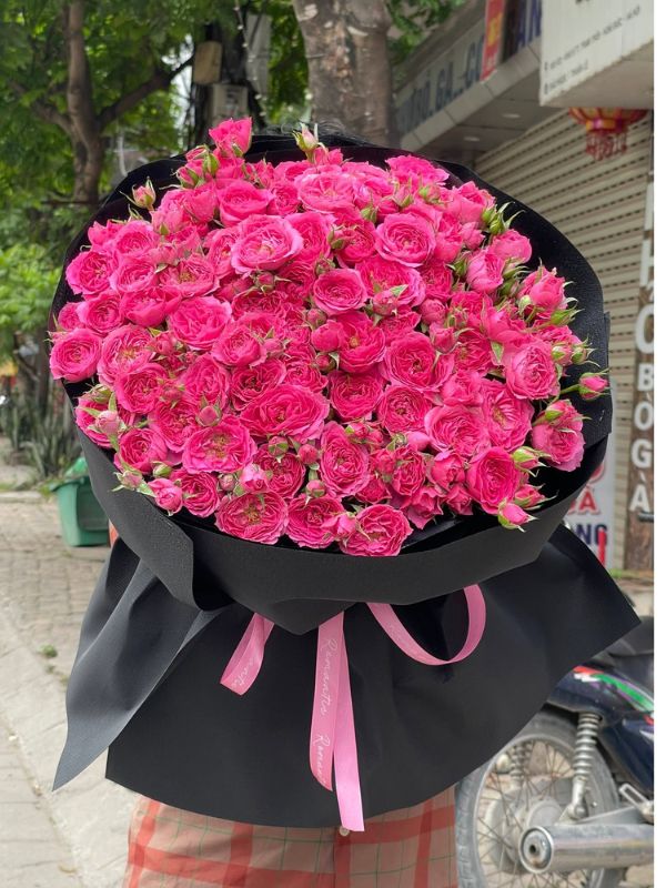 Màu sắc: cam đỏ. Dịp tặng: sinh nhật, ngày tình yêu, kỷ niệm, Valentine. Loại sản phẩm: Hoa tươi. Bó Hoa Hồng Chùm Sophia Tặng Sinh Nhật NSN - 009 là bó hoa tươi được Hoa Mãi Mãi tuyển chọn kỹ lưỡng, gửi gắm trọn vẹn tình cảm của người tặng. - Tên sản phẩm: Bó Hoa Hồng Chùm Sophia - 009 – thiết kế cắm tay tỉ mỉ bởi đội ngũ florist của shop. - Tone màu chủ đạo: tông hồng pastel nhẹ nhàng hòa cùng trắng tinh khôi; giấy gói giấy kraft nâu mộc mạc, phối cùng ruy băng satin trắng ngà. - Thành phần hoa: kết hợp từ hồng hồng, tulip và baby, trong đó hoa hồng hồng mang ý nghĩa tình cảm nhẹ nhàng, sự dịu dàng; hoa tulip tượng trưng cho tình yêu chân thành, sự lãng mạn tinh khôi; hoa baby (bi trắng) gửi gắm tình yêu trong sáng, tinh tế và ngọt ngào. - Kích thước: chiều cao từ 45cm - 60cm, có thể thay đổi linh hoạt theo yêu cầu; shop nhận cá nhân hóa số lượng hoa và cách phối màu theo sở thích khách đặt hàng. - Kiểu gói: kiểu gói tròn cổ điển, ôm trọn từng bông hoa. - Ý nghĩa và dịp tặng: thích hợp tặng trong các dịp sinh nhật, ngày tình yêu, kỷ niệm và Valentine, hay đơn giản là một lời yêu thương bất ngờ dành cho người thân yêu. - Đối tượng nhận: phù hợp để tặng vợ, mẹ, bạn thân, đồng nghiệp và sếp. Liên hệ Hoa Mãi Mãi ngay hôm nay để đặt Bó Hoa Hồng Chùm Sophia - 009, giao hoa tận nơi nhanh chóng, tươi mới trong ngày!