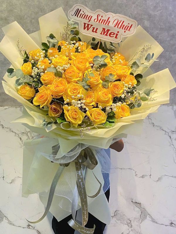 Màu sắc: vàng ấm áp phối cùng trắng nhẹ nhàng. Dịp tặng: ngày tình yêu, sinh nhật, kỷ niệm, Valentine. Loại sản phẩm: Hoa tươi.

Bó Hoa Hồng Vàng NSN - 017 là bó hoa tươi được Hoa Mãi Mãi tuyển chọn kỹ lưỡng, gửi gắm trọn vẹn tình cảm của người tặng.

- Tên sản phẩm: Bó Hoa Hồng Vàng NSN - 017 – thiết kế cắm tay tỉ mỉ bởi đội ngũ florist của shop.

- Tone màu chủ đạo: tông vàng ấm áp phối cùng trắng nhẹ nhàng; giấy gói giấy be pastel nhẹ nhàng, phối cùng ruy băng lụa đỏ đô.

- Thành phần hoa: kết hợp từ hồng hồng, tulip và baby, trong đó hoa hồng hồng mang ý nghĩa tình cảm nhẹ nhàng, sự dịu dàng; hoa tulip tượng trưng cho tình yêu chân thành, sự lãng mạn tinh khôi; hoa baby (bi trắng) gửi gắm tình yêu trong sáng, tinh tế và ngọt ngào.

- Kích thước: chiều cao từ 30cm - 45cm, có thể thay đổi linh hoạt theo yêu cầu; shop nhận cá nhân hóa số lượng hoa và cách phối màu theo sở thích khách đặt hàng.

- Kiểu gói: phong cách hiện đại, tối giản mà vẫn sang trọng.

- Ý nghĩa và dịp tặng: thích hợp tặng trong các dịp ngày tình yêu, sinh nhật, kỷ niệm và Valentine, hay đơn giản là một lời yêu thương bất ngờ dành cho người thân yêu.

- Đối tượng nhận: phù hợp để tặng bạn gái, vợ, mẹ, bạn thân và đồng nghiệp.

Liên hệ Hoa Mãi Mãi ngay hôm nay để đặt Bó Hoa Hồng Vàng NSN - 017, giao hoa tận nơi nhanh chóng, tươi mới trong ngày!