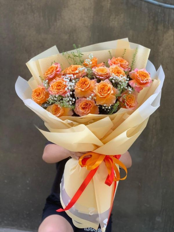 Màu sắc: cam san hô tươi tắn hòa cùng trắng kem. Dịp tặng: lời xin lỗi, lễ tốt nghiệp, ngày tình yêu, sinh nhật. Loại sản phẩm: Hoa tươi.

Bó Hoa Hồng Cam NSN - 014 là bó hoa tươi được Hoa Mãi Mãi tuyển chọn kỹ lưỡng, gửi gắm trọn vẹn tình cảm của người tặng.

- Tên sản phẩm: Bó Hoa Hồng Cam NSN - 014 – thiết kế cắm tay tỉ mỉ bởi đội ngũ florist của shop.

- Tone màu chủ đạo: tông cam san hô tươi tắn hòa cùng trắng kem; giấy gói giấy trắng tinh khôi, phối cùng ruy băng nhung be.

- Thành phần hoa: kết hợp từ hồng hồng, tulip và baby, trong đó hoa hồng hồng mang ý nghĩa tình cảm nhẹ nhàng, sự dịu dàng; hoa tulip tượng trưng cho tình yêu chân thành, sự lãng mạn tinh khôi; hoa baby (bi trắng) gửi gắm tình yêu trong sáng, tinh tế và ngọt ngào.

- Kích thước: chiều cao từ 45cm - 60cm, có thể thay đổi linh hoạt theo yêu cầu; shop nhận cá nhân hóa số lượng hoa và cách phối màu theo sở thích khách đặt hàng.

- Kiểu gói: kiểu gói trái tim lãng mạn, tôn lên vẻ ngọt ngào.

- Ý nghĩa và dịp tặng: thích hợp tặng trong các dịp lời xin lỗi, lễ tốt nghiệp, ngày tình yêu và sinh nhật, hay đơn giản là một lời yêu thương bất ngờ dành cho người thân yêu.

- Đối tượng nhận: phù hợp để tặng khách hàng, đối tác, bạn gái, vợ và mẹ.

Liên hệ Hoa Mãi Mãi ngay hôm nay để đặt Bó Hoa Hồng Cam NSN - 014, giao hoa tận nơi nhanh chóng, tươi mới trong ngày!
