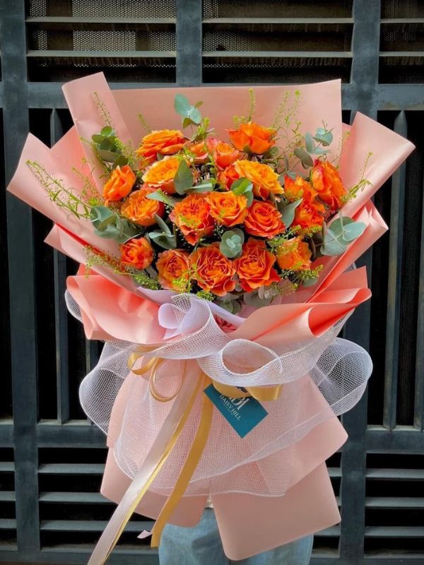 Màu sắc: đỏ. Dịp tặng: lời cảm ơn, lễ tốt nghiệp, ngày tình yêu, sinh nhật. Loại sản phẩm: Hoa tươi.

Hoa Tặng Bạn Thân - HSN.03 là bó hoa tươi được Hoa Mãi Mãi tuyển chọn kỹ lưỡng, gửi gắm trọn vẹn tình cảm của người tặng.

- Tên sản phẩm: Hoa Tặng Bạn Thân - HSN.03 – thiết kế cắm tay tỉ mỉ bởi đội ngũ florist của shop.

- Tone màu chủ đạo: tông hồng pastel nhẹ nhàng hòa cùng trắng tinh khôi; giấy gói giấy da bò kết hợp lưới hoa trong suốt, phối cùng ruy băng vải thô cùng tông.

- Thành phần hoa: kết hợp từ hồng hồng, tulip và baby, trong đó hoa hồng hồng mang ý nghĩa tình cảm nhẹ nhàng, sự dịu dàng; hoa tulip tượng trưng cho tình yêu chân thành, sự lãng mạn tinh khôi; hoa baby (bi trắng) gửi gắm tình yêu trong sáng, tinh tế và ngọt ngào.

- Kích thước: chiều cao từ 35cm - 50cm, có thể thay đổi linh hoạt theo yêu cầu; shop nhận cá nhân hóa số lượng hoa và cách phối màu theo sở thích khách đặt hàng.

- Kiểu gói: phong cách tự nhiên phóng khoáng như vừa hái từ vườn.

- Ý nghĩa và dịp tặng: thích hợp tặng trong các dịp lời cảm ơn, lễ tốt nghiệp, ngày tình yêu và sinh nhật, hay đơn giản là một lời yêu thương bất ngờ dành cho người thân yêu.

- Đối tượng nhận: phù hợp để tặng bạn thân, đồng nghiệp, sếp, khách hàng và đối tác.

Liên hệ Hoa Mãi Mãi ngay hôm nay để đặt Hoa Tặng Bạn Thân - HSN.03, giao hoa tận nơi nhanh chóng, tươi mới trong ngày!