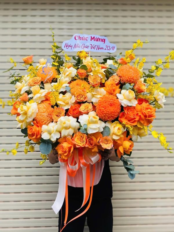 Màu sắc: trung tính nhã nhặn. Dịp tặng: sinh nhật, khai trương, chúc mừng, kỷ niệm, ngày lễ, hội nghị. Loại sản phẩm: Hoa tươi.

Điểm nhấn của Điều Ước Hoa Hồng - GH.13 chính là tông màu chủ đạo trung tính nhã nhặn, gợi lên cảm giác tinh tế, hài hòa cho người thưởng thức.

Giỏ hoa là món quà tinh tế, thích hợp gửi tặng sếp, đồng nghiệp, đối tác, khách hàng, bạn bè, người thân hay chủ doanh nghiệp, thể hiện trọn vẹn sự trân trọng và thành ý của người tặng.

Thành phần giỏ hoa là sự kết hợp hài hòa và tinh tế giữa nhiều loại hoa, mỗi loài đều mang một tầng ý nghĩa riêng: hoa hướng dương rực rỡ tượng trưng cho may mắn, năng lượng tích cực và thành công vững bền; hoa hồng dịu dàng thể hiện tình cảm chân thành cùng sự trân trọng dành cho người nhận; hoa lan kiêu sa toát lên vẻ sang trọng, biểu tượng cho sự thành đạt và đẳng cấp; và hoa đồng tiền tươi tắn mang đến may mắn, tài lộc dồi dào, thuận lợi trong công việc và cuộc sống. Sự phối hợp khéo léo giữa các loại hoa tạo nên tổng thể hài hòa, vừa đẹp mắt vừa trọn vẹn ý nghĩa.

Với thiết kế thanh lịch, giỏ hoa phù hợp trưng bày tại văn phòng, nhà ở, cửa hàng, khách sạn, nhà hàng, spa, showroom, phòng họp hay sảnh lễ tân, góp phần tô điểm không gian thêm sang trọng và tươi mới.

Đây là lựa chọn lý tưởng cho các dịp sinh nhật, khai trương, chúc mừng, kỷ niệm, ngày lễ, hội nghị hay sự kiện; đồng thời cũng là món quà ý nghĩa để tặng đối tác, khách hàng, đồng nghiệp, sếp, hoặc dùng trang trí văn phòng thêm phần rực rỡ, chuyên nghiệp.

Đặt hoa ngay hôm nay để gửi trọn thông điệp yêu thương, trân trọng và may mắn đến người bạn quý mến!