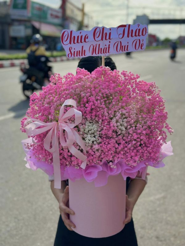 Màu sắc: xanh ngọc. Dịp tặng: sinh nhật, khai trương, chúc mừng, kỷ niệm, ngày lễ, hội nghị. Loại sản phẩm: Hoa tươi.

Tím Thủy Chung - GH.14 gây ấn tượng bởi tông màu chủ đạo xanh ngọc, tạo nên tổng thể dịu mát, tinh khôi, tinh tế và đầy cuốn hút.

Giỏ hoa là món quà tinh tế, thích hợp gửi tặng sếp, đồng nghiệp, đối tác, khách hàng, bạn bè, người thân hay chủ doanh nghiệp, thể hiện trọn vẹn sự trân trọng và thành ý của người tặng.

Thành phần giỏ hoa là sự kết hợp hài hòa và tinh tế giữa nhiều loại hoa, mỗi loài đều mang một tầng ý nghĩa riêng: hoa hướng dương rực rỡ tượng trưng cho may mắn, năng lượng tích cực và thành công vững bền; hoa hồng dịu dàng thể hiện tình cảm chân thành cùng sự trân trọng dành cho người nhận; hoa lan kiêu sa toát lên vẻ sang trọng, biểu tượng cho sự thành đạt và đẳng cấp; và hoa đồng tiền tươi tắn mang đến may mắn, tài lộc dồi dào, thuận lợi trong công việc và cuộc sống. Sự phối hợp khéo léo giữa các loại hoa tạo nên tổng thể hài hòa, vừa đẹp mắt vừa trọn vẹn ý nghĩa.

Với thiết kế thanh lịch, giỏ hoa phù hợp trưng bày tại văn phòng, nhà ở, cửa hàng, khách sạn, nhà hàng, spa, showroom, phòng họp hay sảnh lễ tân, góp phần tô điểm không gian thêm sang trọng và tươi mới.

Đây là lựa chọn lý tưởng cho các dịp sinh nhật, khai trương, chúc mừng, kỷ niệm, ngày lễ, hội nghị hay sự kiện; đồng thời cũng là món quà ý nghĩa để tặng đối tác, khách hàng, đồng nghiệp, sếp, hoặc dùng trang trí văn phòng thêm phần rực rỡ, chuyên nghiệp.

Đặt hoa ngay hôm nay để gửi trọn thông điệp yêu thương, trân trọng và may mắn đến người bạn quý mến!