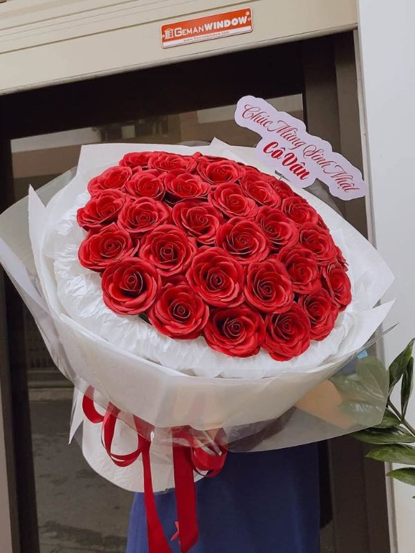 Màu sắc: đỏ tươi. Dịp tặng: sinh nhật, Valentine, tỏ tình, tặng người yêu. Loại sản phẩm: Hoa sáp.

Bó Hoa Sáp Tình Nhân dùng sắc đỏ tươi cổ điển trên nền giấy trắng, một cách phối đơn giản nhưng luôn hợp mắt và ít khi bị chê. Màu đỏ được làm nổi lên nhờ lớp giấy sáng bao quanh.

Bó có khoảng 33 đến 38 bông hồng sáp đỏ, kết thành mặt tròn hơi bầu dục, độ dày vừa phải.

Cách gói gồm nhiều lớp giấy trắng mềm phủ ngoài bằng giấy bóng kiếng trong, cổ bó buộc ruy băng đỏ buông đuôi dài. Một bảng chữ cắt chữ được cài bên cạnh, shop làm theo đúng tên người nhận và lời chúc. Bó cao khoảng 50cm, mặt hoa rộng chừng 30 đến 33cm, một tay ôm vừa.

Mẫu này thích hợp tặng người yêu, vợ, bạn gái hoặc cả người thân trong dịp sinh nhật, Valentine, tỏ tình, vì màu đỏ hợp với nhiều hoàn cảnh.

Đặt hàng bằng cách gọi 0934.833.013 – 0907.473.357 hoặc nhắn tin Facebook Hoa Mãi Mãi, shop giao nhanh trong ngày tại khu vực nội thành.