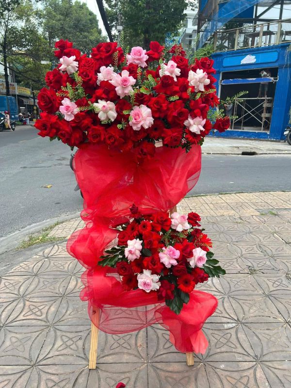 Màu sắc: xanh lá - xanh ngọc dịu mắt. Dịp tặng: khai trương, khánh thành, tân gia, chúc mừng thành công, kỷ niệm thành lập. Loại sản phẩm: Hoa khai trương.

Hoa Mừng Khai Trương - HKT.07 là mẫu kệ hoa khai trương mang tone màu chủ đạo xanh lá - xanh ngọc dịu mắt, tượng trưng cho sự sinh sôi, phát triển bền vững và tươi mới tràn đầy sức sống — lựa chọn được nhiều khách hàng tin tưởng khi cần một lẵng hoa khai trương thật ấn tượng.

Thành phần hoa chính gồm cẩm tú cầu xanh, cúc xanh và lan hồ điệp trắng, phối cùng lá cau cảnh, baby trắng và lá thiên tuế để tôn lên tổng thể tươi tắn, hài hòa và tràn đầy sức sống cho không gian khai trương.

Sản phẩm được thiết kế theo dáng kệ hoa đứng 3 tầng bề thế, form dáng vững chãi, cân đối, phù hợp trưng bày ở những vị trí trang trọng, dễ gây ấn tượng ngay từ cái nhìn đầu tiên.

Chiều cao kệ hoa khoảng 1m8 – 2m tùy mẫu, đường kính chân đế 60 – 70cm, kích thước lý tưởng để đặt trước sảnh, cửa ra vào hoặc khu vực sự kiện mà không chiếm quá nhiều diện tích.

Đây là món quà thích hợp gửi tặng trong các dịp khai trương cửa hàng, công ty, spa, khách sạn, nhà hàng, văn phòng hay showroom, giúp chủ nhân buổi lễ thêm phần rạng rỡ và trang trọng.

Với thiết kế sang trọng, Hoa Mừng Khai Trương - HKT.07 là mẫu kệ hoa khai trương, lẵng hoa khai trương được yêu thích trong nhóm hoa khai trương sang trọng, hoa khai trương cao cấp dành cho khách hàng doanh nghiệp.

Sản phẩm gửi gắm thông điệp chúc mừng ý nghĩa: chúc công việc kinh doanh thuận buồm xuôi gió, làm ăn phát đạt, vạn sự hanh thông và ngày càng thịnh vượng. Dải băng rôn có thể tùy chỉnh nội dung lời chúc theo yêu cầu.

Liên hệ Shop Hoa Mãi Mãi ngay hôm nay để được tư vấn chọn mẫu phù hợp và đặt hoa giao nhanh tận nơi!