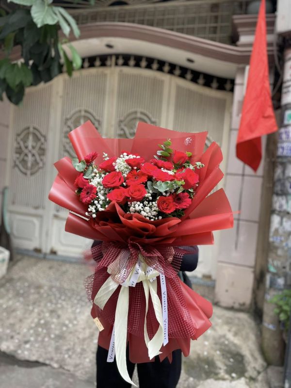 Màu sắc: đỏ rực nồng nàn hòa cùng trắng tinh khiết. Dịp tặng: Valentine, ngày tình yêu, lời cảm ơn, lời xin lỗi. Loại sản phẩm: Hoa tươi.

Hoa Tình Nhân - NSN 987 là bó hoa tươi được Hoa Mãi Mãi tuyển chọn kỹ lưỡng, gửi gắm trọn vẹn tình cảm của người tặng.

- Tên sản phẩm: Hoa Tình Nhân - NSN 987 – thiết kế cắm tay tỉ mỉ bởi đội ngũ florist của shop.

- Tone màu chủ đạo: tông đỏ rực nồng nàn hòa cùng trắng tinh khiết; giấy gói giấy be pastel nhẹ nhàng, phối cùng ruy băng lụa đỏ đô.

- Thành phần hoa: kết hợp từ hồng đỏ, baby và tulip, trong đó hoa hồng đỏ đại diện cho tình yêu nồng cháy, sự đam mê mãnh liệt; hoa baby (bi trắng) gửi gắm tình yêu trong sáng, tinh tế và ngọt ngào; hoa tulip tượng trưng cho tình yêu chân thành, sự lãng mạn tinh khôi.

- Kích thước: chiều cao từ 45cm - 60cm, có thể thay đổi linh hoạt theo yêu cầu; shop nhận cá nhân hóa số lượng hoa và cách phối màu theo sở thích khách đặt hàng.

- Kiểu gói: phong cách hiện đại, tối giản mà vẫn sang trọng.

- Ý nghĩa và dịp tặng: thích hợp tặng trong các dịp Valentine, ngày tình yêu, lời cảm ơn và lời xin lỗi, hay đơn giản là một lời yêu thương bất ngờ dành cho người thân yêu.

- Đối tượng nhận: phù hợp để tặng bạn gái, đồng nghiệp, sếp, khách hàng và đối tác.

Liên hệ Hoa Mãi Mãi ngay hôm nay để đặt Hoa Tình Nhân - NSN 987, giao hoa tận nơi nhanh chóng, tươi mới trong ngày!