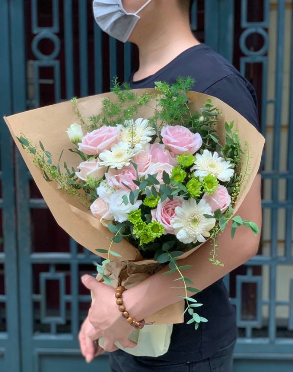 Màu sắc: đỏ. Dịp tặng: kỷ niệm, Valentine, lời cảm ơn, lời xin lỗi. Loại sản phẩm: Hoa tươi.

Bó Hoa Tặng Mừng Kỷ Niệm - NSN 999 là bó hoa tươi được Hoa Mãi Mãi tuyển chọn kỹ lưỡng, gửi gắm trọn vẹn tình cảm của người tặng.

- Tên sản phẩm: Bó Hoa Tặng Mừng Kỷ Niệm - NSN 999 – thiết kế cắm tay tỉ mỉ bởi đội ngũ florist của shop.

- Tone màu chủ đạo: tông hồng pastel nhẹ nhàng hòa cùng trắng tinh khôi; giấy gói giấy trắng tinh khôi, phối cùng ruy băng nhung be.

- Thành phần hoa: kết hợp từ hồng hồng, tulip và baby, trong đó hoa hồng hồng mang ý nghĩa tình cảm nhẹ nhàng, sự dịu dàng; hoa tulip tượng trưng cho tình yêu chân thành, sự lãng mạn tinh khôi; hoa baby (bi trắng) gửi gắm tình yêu trong sáng, tinh tế và ngọt ngào.

- Kích thước: chiều cao từ 35cm - 50cm, có thể thay đổi linh hoạt theo yêu cầu; shop nhận cá nhân hóa số lượng hoa và cách phối màu theo sở thích khách đặt hàng.

- Kiểu gói: kiểu gói trái tim lãng mạn, tôn lên vẻ ngọt ngào.

- Ý nghĩa và dịp tặng: thích hợp tặng trong các dịp kỷ niệm, Valentine, lời cảm ơn và lời xin lỗi, hay đơn giản là một lời yêu thương bất ngờ dành cho người thân yêu.

- Đối tượng nhận: phù hợp để tặng mẹ, bạn thân, đồng nghiệp, sếp và khách hàng.

Liên hệ Hoa Mãi Mãi ngay hôm nay để đặt Bó Hoa Tặng Mừng Kỷ Niệm - NSN 999, giao hoa tận nơi nhanh chóng, tươi mới trong ngày!
