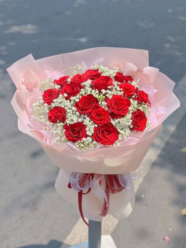 Màu sắc: cam đỏ. Dịp tặng: sinh nhật, kỷ niệm, Valentine, lời cảm ơn. Loại sản phẩm: Hoa tươi.

Bó Hoa Giá Rẻ NSN - 5 là bó hoa tươi được Hoa Mãi Mãi tuyển chọn kỹ lưỡng, gửi gắm trọn vẹn tình cảm của người tặng.

- Tên sản phẩm: Bó Hoa Giá Rẻ NSN - 5 – thiết kế cắm tay tỉ mỉ bởi đội ngũ florist của shop.

- Tone màu chủ đạo: tông hồng pastel nhẹ nhàng hòa cùng trắng tinh khôi; giấy gói giấy da bò kết hợp lưới hoa trong suốt, phối cùng ruy băng vải thô cùng tông.

- Thành phần hoa: kết hợp từ hồng hồng, tulip và baby, trong đó hoa hồng hồng mang ý nghĩa tình cảm nhẹ nhàng, sự dịu dàng; hoa tulip tượng trưng cho tình yêu chân thành, sự lãng mạn tinh khôi; hoa baby (bi trắng) gửi gắm tình yêu trong sáng, tinh tế và ngọt ngào.

- Kích thước: chiều cao từ 40cm - 55cm, có thể thay đổi linh hoạt theo yêu cầu; shop nhận cá nhân hóa số lượng hoa và cách phối màu theo sở thích khách đặt hàng.

- Kiểu gói: phong cách tự nhiên phóng khoáng như vừa hái từ vườn.

- Ý nghĩa và dịp tặng: thích hợp tặng trong các dịp sinh nhật, kỷ niệm, Valentine và lời cảm ơn, hay đơn giản là một lời yêu thương bất ngờ dành cho người thân yêu.

- Đối tượng nhận: phù hợp để tặng bạn thân, đồng nghiệp, sếp, khách hàng và đối tác.

Liên hệ Hoa Mãi Mãi ngay hôm nay để đặt Bó Hoa Giá Rẻ NSN - 5, giao hoa tận nơi nhanh chóng, tươi mới trong ngày!