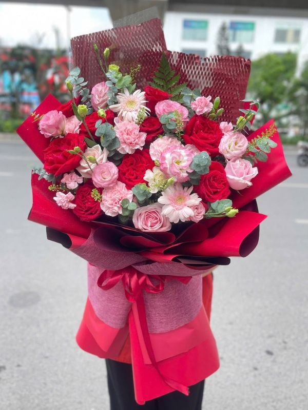 Màu sắc: đỏ rực nồng nàn hòa cùng trắng tinh khiết. Dịp tặng: Valentine, ngày tình yêu, sinh nhật, kỷ niệm. Loại sản phẩm: Hoa tươi.

Hoa Tình Yêu - NSN 977 là bó hoa tươi được Hoa Mãi Mãi tuyển chọn kỹ lưỡng, gửi gắm trọn vẹn tình cảm của người tặng.

- Tên sản phẩm: Hoa Tình Yêu - NSN 977 – thiết kế cắm tay tỉ mỉ bởi đội ngũ florist của shop.

- Tone màu chủ đạo: tông đỏ rực nồng nàn hòa cùng trắng tinh khiết; giấy gói giấy be pastel nhẹ nhàng, phối cùng ruy băng lụa đỏ đô.

- Thành phần hoa: kết hợp từ hồng đỏ, baby và tulip, trong đó hoa hồng đỏ đại diện cho tình yêu nồng cháy, sự đam mê mãnh liệt; hoa baby (bi trắng) gửi gắm tình yêu trong sáng, tinh tế và ngọt ngào; hoa tulip tượng trưng cho tình yêu chân thành, sự lãng mạn tinh khôi.

- Kích thước: chiều cao từ 40cm - 55cm, có thể thay đổi linh hoạt theo yêu cầu; shop nhận cá nhân hóa số lượng hoa và cách phối màu theo sở thích khách đặt hàng.

- Kiểu gói: phong cách hiện đại, tối giản mà vẫn sang trọng.

- Ý nghĩa và dịp tặng: thích hợp tặng trong các dịp Valentine, ngày tình yêu, sinh nhật và kỷ niệm, hay đơn giản là một lời yêu thương bất ngờ dành cho người thân yêu.

- Đối tượng nhận: phù hợp để tặng bạn gái, vợ, mẹ, bạn thân và đồng nghiệp.

Liên hệ Hoa Mãi Mãi ngay hôm nay để đặt Hoa Tình Yêu - NSN 977, giao hoa tận nơi nhanh chóng, tươi mới trong ngày!