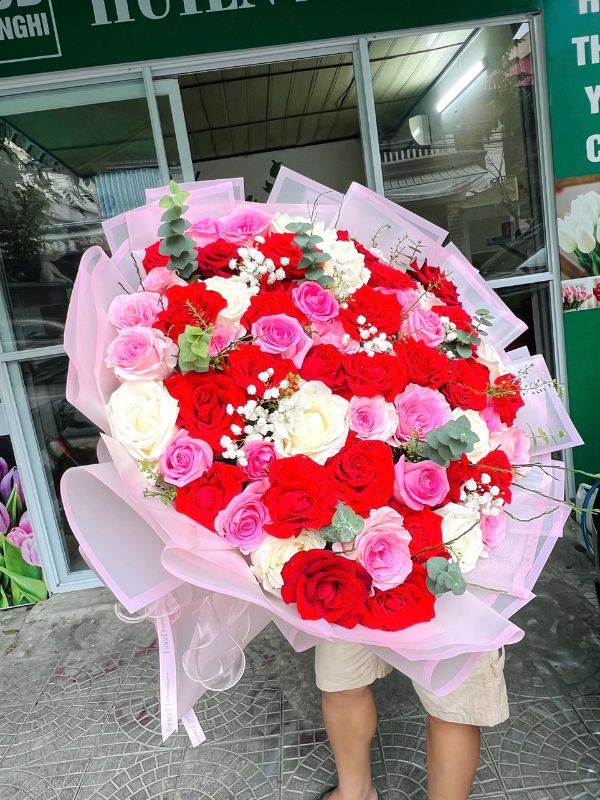 Màu sắc: vàng. Dịp tặng: sinh nhật, kỷ niệm, Valentine, lời cảm ơn. Loại sản phẩm: Hoa tươi.

Bó Hoa Hồng Tươi - NSN.01 là bó hoa tươi được Hoa Mãi Mãi tuyển chọn kỹ lưỡng, gửi gắm trọn vẹn tình cảm của người tặng.

- Tên sản phẩm: Bó Hoa Hồng Tươi - NSN.01 – thiết kế cắm tay tỉ mỉ bởi đội ngũ florist của shop.

- Tone màu chủ đạo: tông hồng phấn dịu dàng điểm xuyết trắng thanh khiết; giấy gói giấy kraft nâu mộc mạc, phối cùng ruy băng satin trắng ngà.

- Thành phần hoa: kết hợp từ hồng hồng, tulip và baby, trong đó hoa hồng hồng mang ý nghĩa tình cảm nhẹ nhàng, sự dịu dàng; hoa tulip tượng trưng cho tình yêu chân thành, sự lãng mạn tinh khôi; hoa baby (bi trắng) gửi gắm tình yêu trong sáng, tinh tế và ngọt ngào.

- Kích thước: chiều cao từ 45cm - 60cm, có thể thay đổi linh hoạt theo yêu cầu; shop nhận cá nhân hóa số lượng hoa và cách phối màu theo sở thích khách đặt hàng.

- Kiểu gói: kiểu gói tròn cổ điển, ôm trọn từng bông hoa.

- Ý nghĩa và dịp tặng: thích hợp tặng trong các dịp sinh nhật, kỷ niệm, Valentine và lời cảm ơn, hay đơn giản là một lời yêu thương bất ngờ dành cho người thân yêu.

- Đối tượng nhận: phù hợp để tặng sếp, khách hàng, đối tác, bạn gái và vợ.

Liên hệ Hoa Mãi Mãi ngay hôm nay để đặt Bó Hoa Hồng Tươi - NSN.01, giao hoa tận nơi nhanh chóng, tươi mới trong ngày!