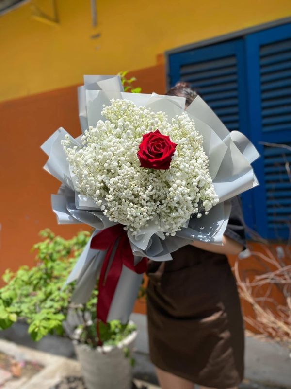 Màu sắc: trắng tinh khôi điểm nhấn hồng phấn dịu dàng. Dịp tặng: Valentine, lời cảm ơn, lời xin lỗi, lễ tốt nghiệp. Loại sản phẩm: Hoa tươi.

Bó Hoa Babi Trắng NSN - 27 là bó hoa tươi được Hoa Mãi Mãi tuyển chọn kỹ lưỡng, gửi gắm trọn vẹn tình cảm của người tặng.

- Tên sản phẩm: Bó Hoa Babi Trắng NSN - 27 – thiết kế cắm tay tỉ mỉ bởi đội ngũ florist của shop.

- Tone màu chủ đạo: tông trắng tinh khôi điểm nhấn hồng phấn dịu dàng; giấy gói giấy da bò kết hợp lưới hoa trong suốt, phối cùng ruy băng vải thô cùng tông.

- Thành phần hoa: kết hợp từ baby, hồng hồng và tulip, trong đó hoa baby (bi trắng) gửi gắm tình yêu trong sáng, tinh tế và ngọt ngào; hoa hồng hồng mang ý nghĩa tình cảm nhẹ nhàng, sự dịu dàng; hoa tulip tượng trưng cho tình yêu chân thành, sự lãng mạn tinh khôi.

- Kích thước: chiều cao từ 30cm - 45cm, có thể thay đổi linh hoạt theo yêu cầu; shop nhận cá nhân hóa số lượng hoa và cách phối màu theo sở thích khách đặt hàng.

- Kiểu gói: phong cách tự nhiên phóng khoáng như vừa hái từ vườn.

- Ý nghĩa và dịp tặng: thích hợp tặng trong các dịp Valentine, lời cảm ơn, lời xin lỗi và lễ tốt nghiệp, hay đơn giản là một lời yêu thương bất ngờ dành cho người thân yêu.

- Đối tượng nhận: phù hợp để tặng đối tác, bạn gái, vợ, mẹ và bạn thân.

Liên hệ Hoa Mãi Mãi ngay hôm nay để đặt Bó Hoa Babi Trắng NSN - 27, giao hoa tận nơi nhanh chóng, tươi mới trong ngày!