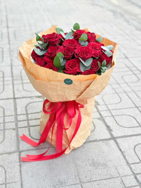 Màu sắc: đỏ. Dịp tặng: Valentine, lời cảm ơn, lời xin lỗi, lễ tốt nghiệp. Loại sản phẩm: Hoa tươi.

Bó Hoa Hồng Giá Rẻ - NSN 233 là bó hoa tươi được Hoa Mãi Mãi tuyển chọn kỹ lưỡng, gửi gắm trọn vẹn tình cảm của người tặng.

- Tên sản phẩm: Bó Hoa Hồng Giá Rẻ - NSN 233 – thiết kế cắm tay tỉ mỉ bởi đội ngũ florist của shop.

- Tone màu chủ đạo: tông hồng phấn dịu dàng điểm xuyết trắng thanh khiết; giấy gói giấy trắng tinh khôi, phối cùng ruy băng nhung be.

- Thành phần hoa: kết hợp từ hồng hồng, tulip và baby, trong đó hoa hồng hồng mang ý nghĩa tình cảm nhẹ nhàng, sự dịu dàng; hoa tulip tượng trưng cho tình yêu chân thành, sự lãng mạn tinh khôi; hoa baby (bi trắng) gửi gắm tình yêu trong sáng, tinh tế và ngọt ngào.

- Kích thước: chiều cao từ 30cm - 60cm, có thể thay đổi linh hoạt theo yêu cầu; shop nhận cá nhân hóa số lượng hoa và cách phối màu theo sở thích khách đặt hàng.

- Kiểu gói: kiểu gói trái tim lãng mạn, tôn lên vẻ ngọt ngào.

- Ý nghĩa và dịp tặng: thích hợp tặng trong các dịp Valentine, lời cảm ơn, lời xin lỗi và lễ tốt nghiệp, hay đơn giản là một lời yêu thương bất ngờ dành cho người thân yêu.

- Đối tượng nhận: phù hợp để tặng mẹ, bạn thân, đồng nghiệp, sếp và khách hàng.

Liên hệ Hoa Mãi Mãi ngay hôm nay để đặt Bó Hoa Hồng Giá Rẻ - NSN 233, giao hoa tận nơi nhanh chóng, tươi mới trong ngày!