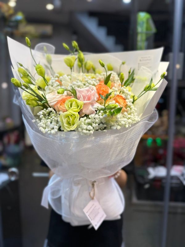 Màu sắc: đỏ. Dịp tặng: lời xin lỗi, lễ tốt nghiệp, ngày tình yêu, sinh nhật. Loại sản phẩm: Hoa tươi.

Bó Hoa Mẫu Đơn NSN - 10 là bó hoa tươi được Hoa Mãi Mãi tuyển chọn kỹ lưỡng, gửi gắm trọn vẹn tình cảm của người tặng.

- Tên sản phẩm: Bó Hoa Mẫu Đơn NSN - 10 – thiết kế cắm tay tỉ mỉ bởi đội ngũ florist của shop.

- Tone màu chủ đạo: tông hồng pastel nhẹ nhàng hòa cùng trắng thanh lịch; giấy gói giấy be pastel nhẹ nhàng, phối cùng ruy băng lụa đỏ đô.

- Thành phần hoa: kết hợp từ hồng hồng, tulip và baby, trong đó hoa hồng hồng mang ý nghĩa tình cảm nhẹ nhàng, sự dịu dàng; hoa tulip tượng trưng cho tình yêu chân thành, sự lãng mạn tinh khôi; hoa baby (bi trắng) gửi gắm tình yêu trong sáng, tinh tế và ngọt ngào.

- Kích thước: chiều cao từ 30cm - 60cm, có thể thay đổi linh hoạt theo yêu cầu; shop nhận cá nhân hóa số lượng hoa và cách phối màu theo sở thích khách đặt hàng.

- Kiểu gói: phong cách hiện đại, tối giản mà vẫn sang trọng.

- Ý nghĩa và dịp tặng: thích hợp tặng trong các dịp lời xin lỗi, lễ tốt nghiệp, ngày tình yêu và sinh nhật, hay đơn giản là một lời yêu thương bất ngờ dành cho người thân yêu.

- Đối tượng nhận: phù hợp để tặng bạn gái, vợ, mẹ, bạn thân và đồng nghiệp.

Liên hệ Hoa Mãi Mãi ngay hôm nay để đặt Bó Hoa Mẫu Đơn NSN - 10, giao hoa tận nơi nhanh chóng, tươi mới trong ngày!