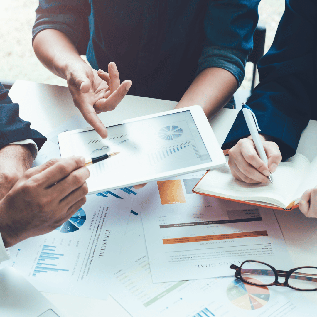 Zespół analizujący dane biznesowe i tworzący strategię UX dla aplikacji wewnętrznej w firmie B2B