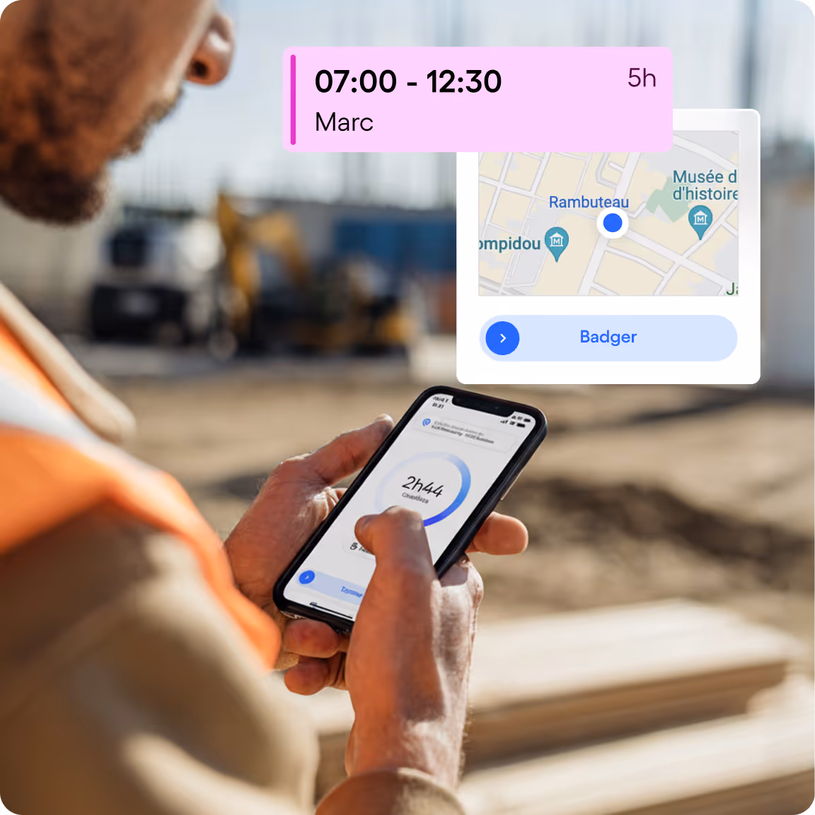 Un ouvrier portant un gilet orange consulte une application de suivi du temps sur un smartphone sur un chantier.