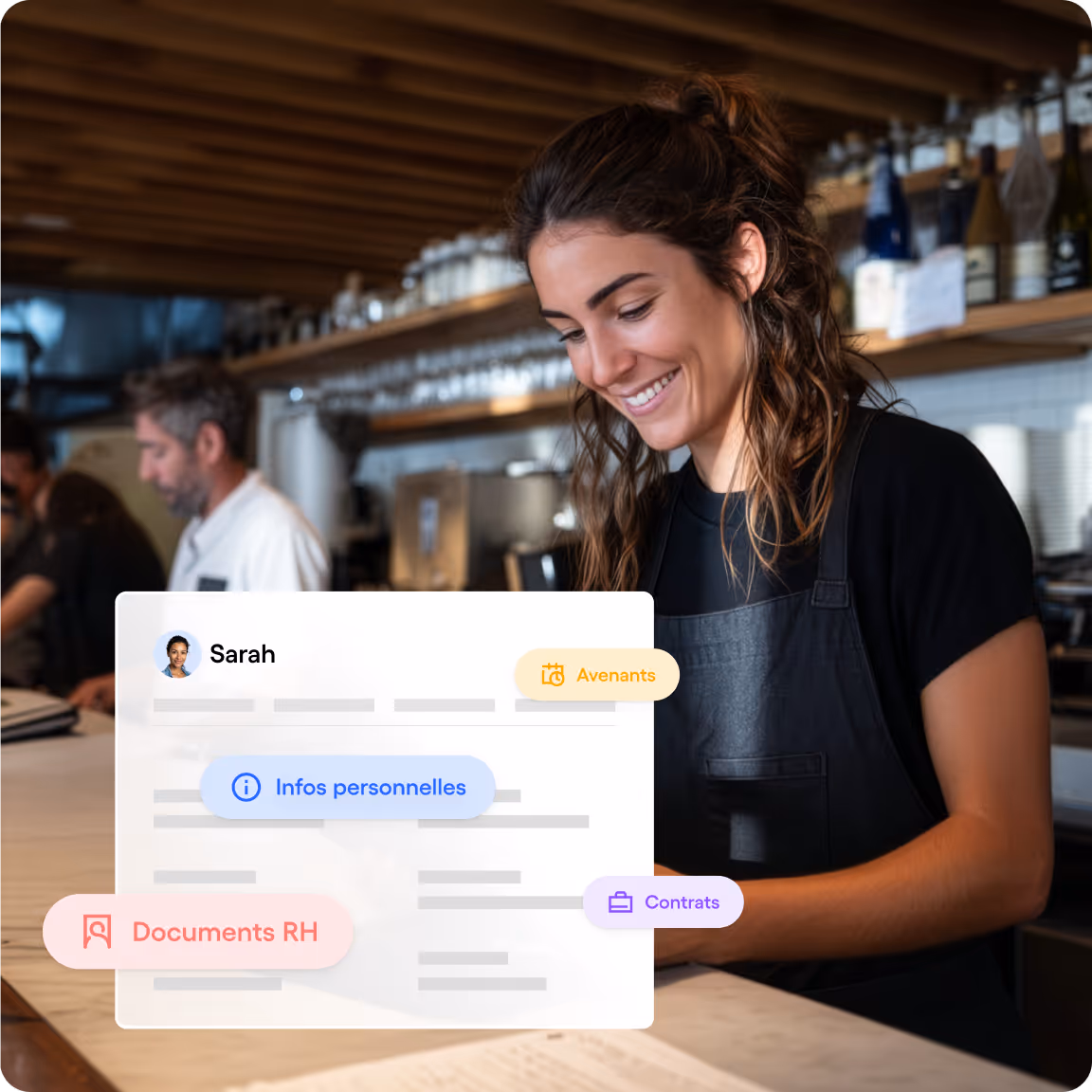 Femme souriante portant un tablier noir debout au comptoir d'un café avec des étiquettes de gestion RH en surimpression, telles que Infos personnelles, Avenants, Documents RH et Contrats.