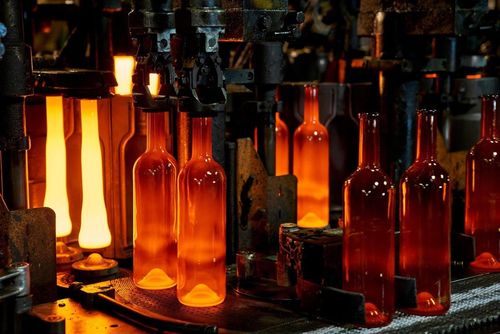 Botellas de vidrio que salen del horno