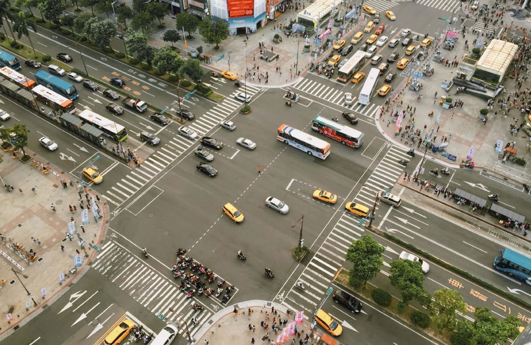 Des bus et des voitures à un carrefour urbain, vus d'en haut