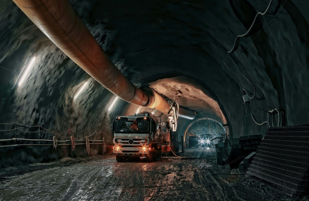 Camion circulant dans un tunnel en travaux