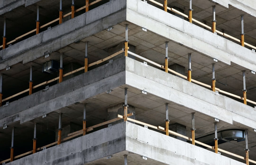 Dalles de plancher en béton d'un bâtiment en construction