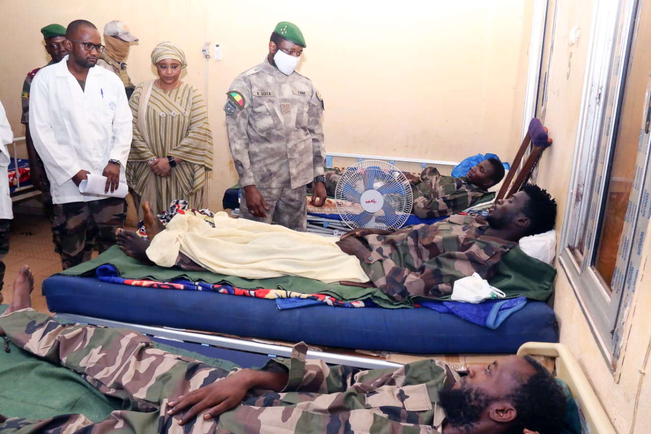 Medical staff and patients at the Polyclinique des Armées de Kati in Mali, the hospital now served by an Ultra Controlo ULTRAOX medical oxygen plant.