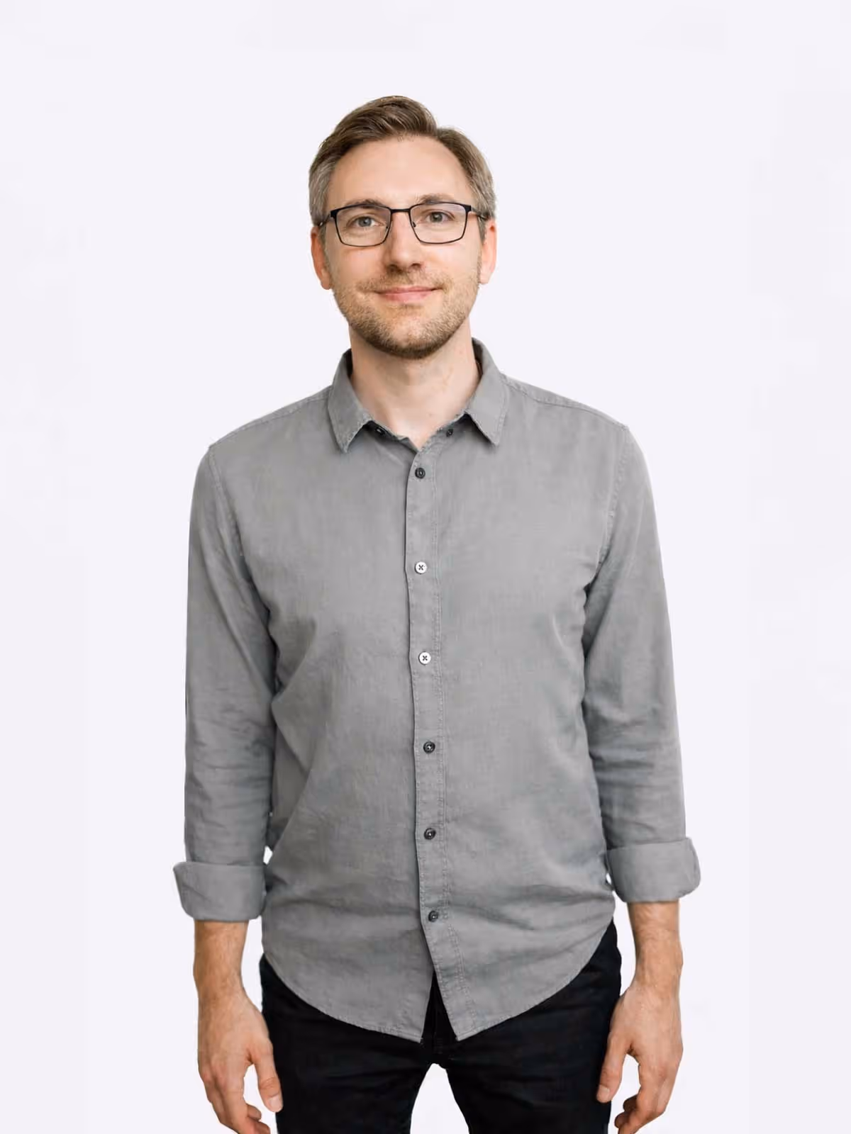 Bild von Roman, Suchmaschinenoptimierungs-Spezialist bei McWeb, fokussiert auf SEO-Strategien.