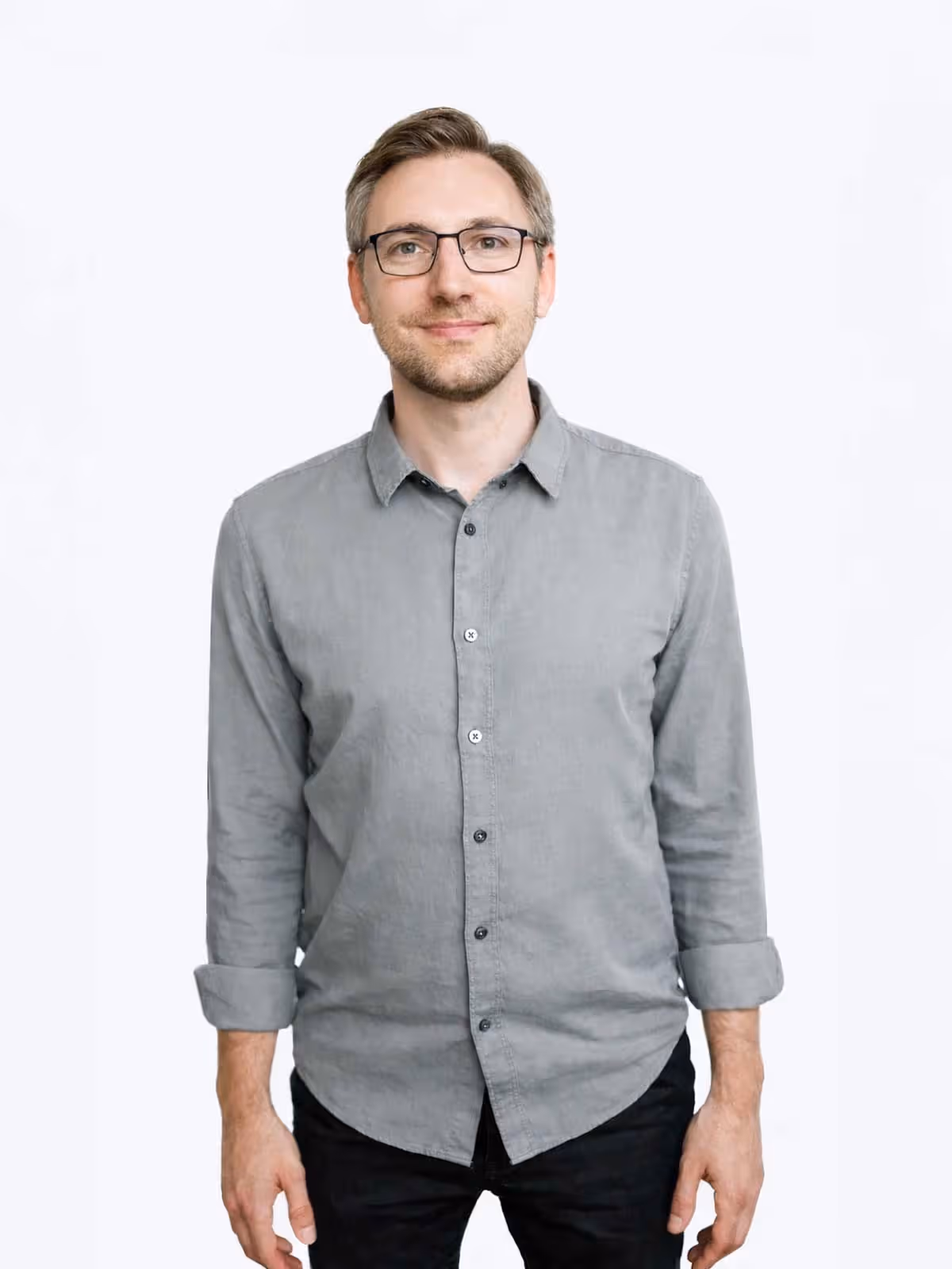 Bild von Roman, Suchmaschinenoptimierungs-Spezialist bei McWeb, fokussiert auf SEO-Strategien.