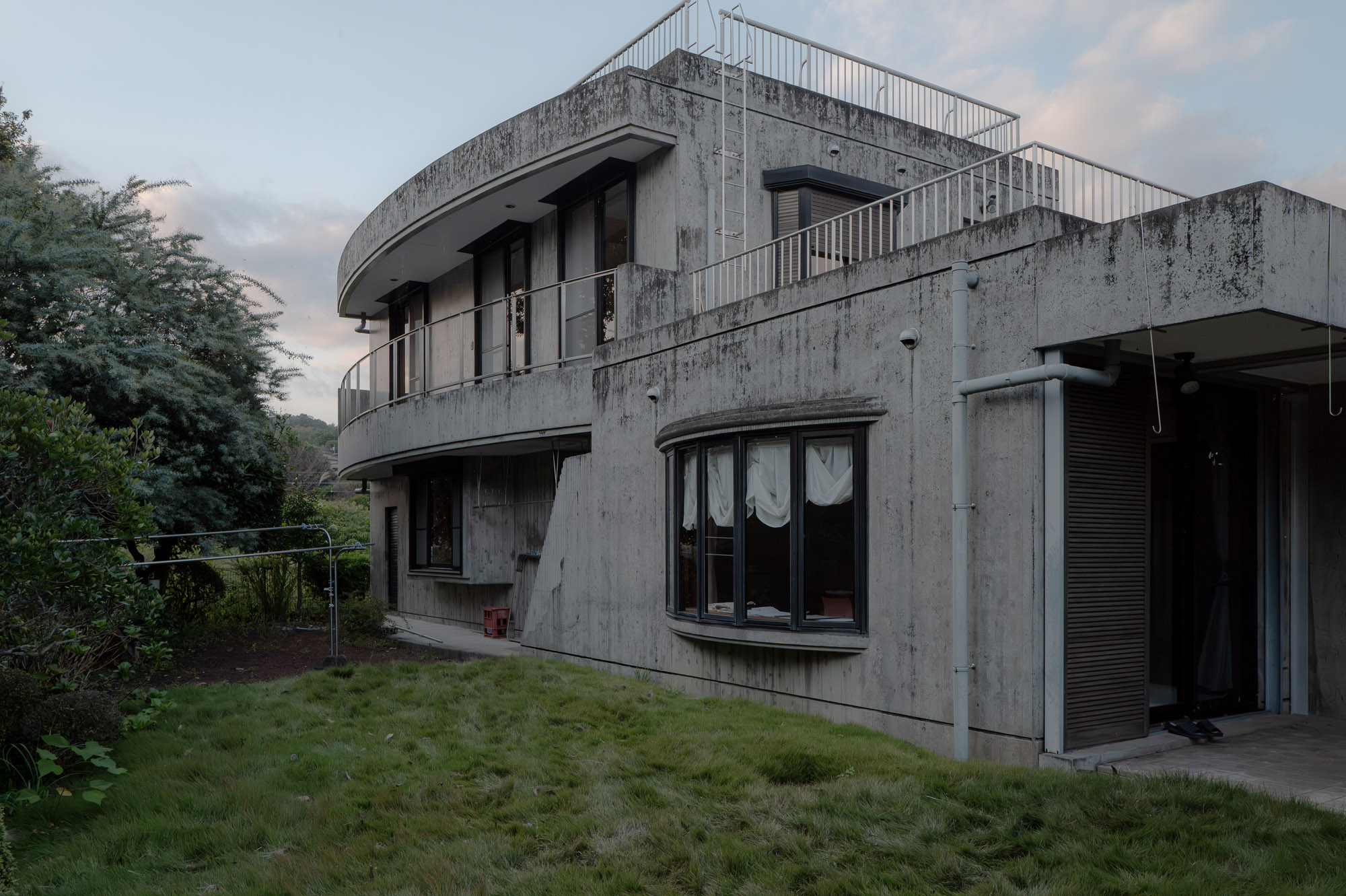 EXP._Teahouse brutalist concrete exterior