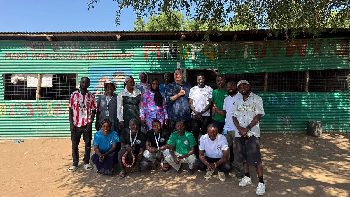 Group photo in front of a green building