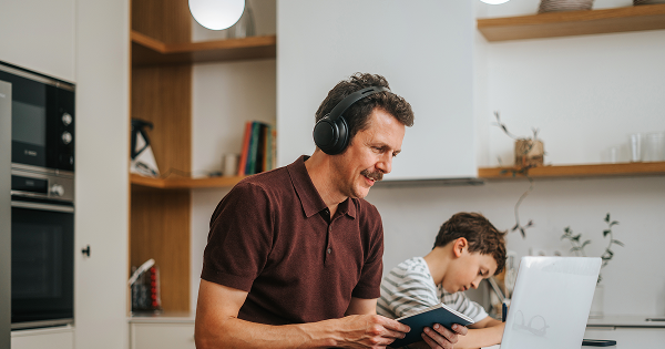 Mit einem HR-Chatbot Herausforderungen der hybriden Arbeitswelt bewältigen 