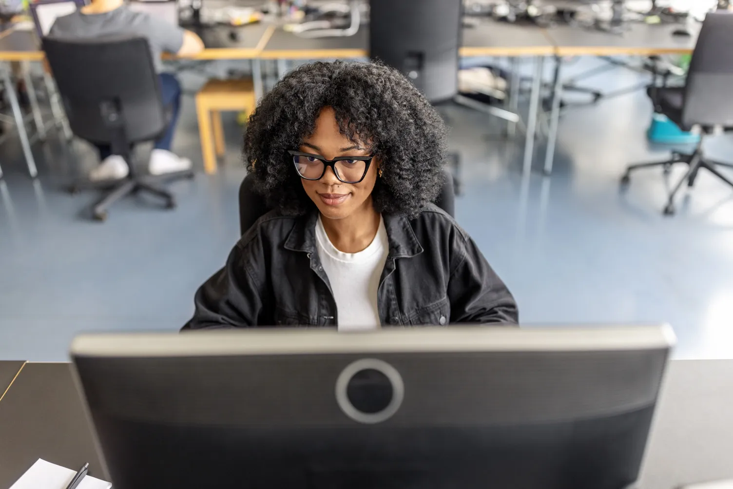 Mitarbeiterin erstellt digitale HR-Dokumente am Arbeitsplatz – Symbolbild für effiziente Dokumentengenerierung in HR Software