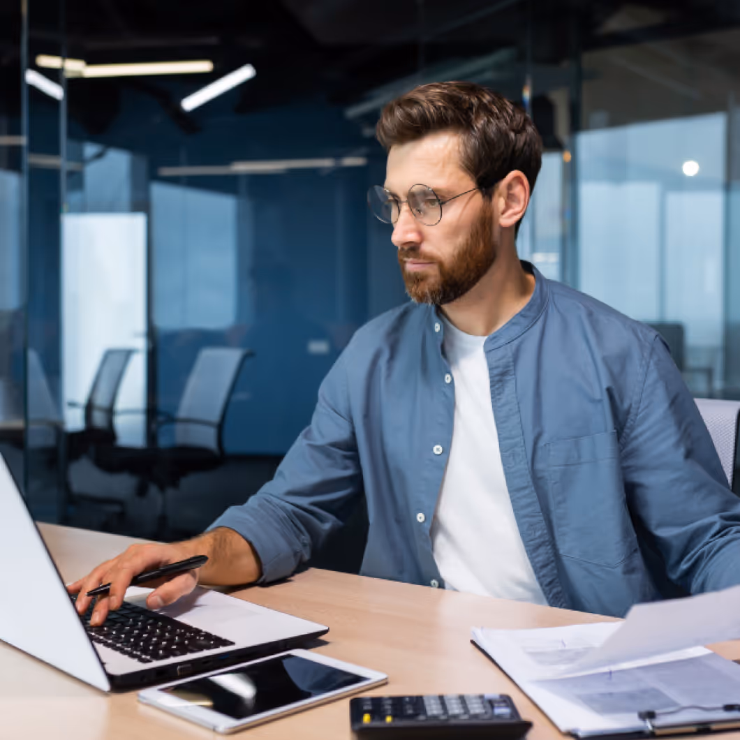 Ein Mitarbeiter erstellt und bearbeitet HR-Dokumente mit DocPlus digital und einfach am Laptop.