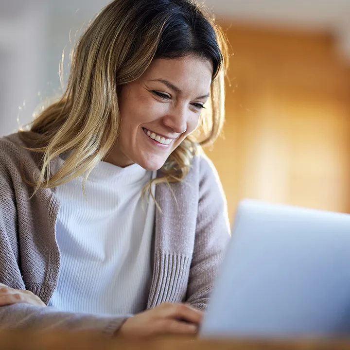 Mitarbeiterin arbeitet konzentriert am Laptop – Symbolbild für Homeoffice, HR Digitalisierung und moderne Dokumentenerstellung mit Haufe DocPlus.