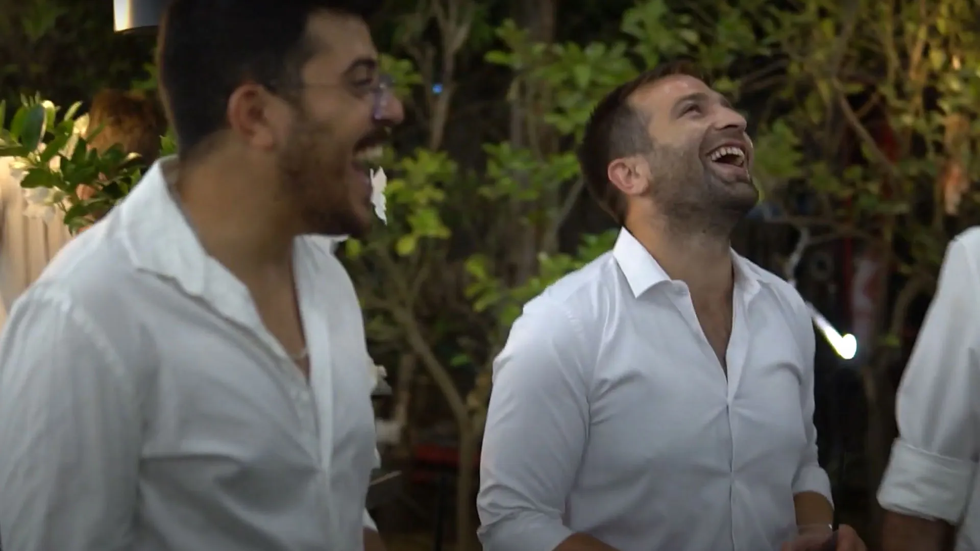 אורחים צוחקים ונהנים מרגע של הומור במופע